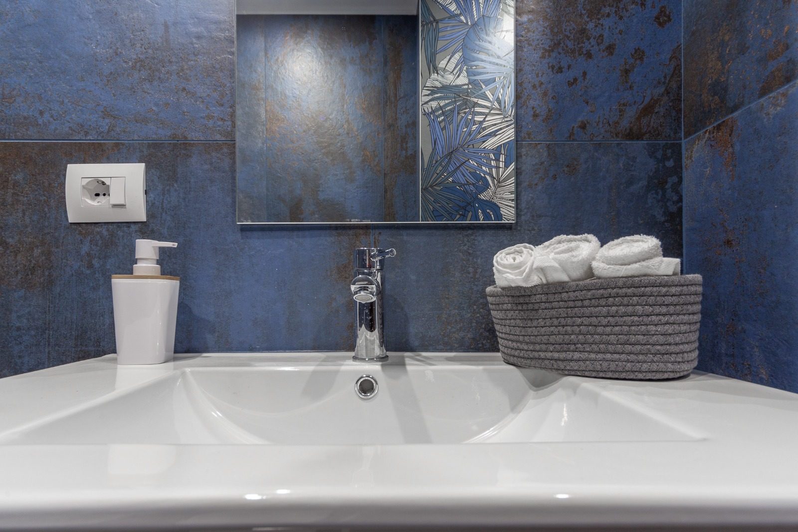 Lavabo del bagno con rivestimento in gres effetto metallo ossidato