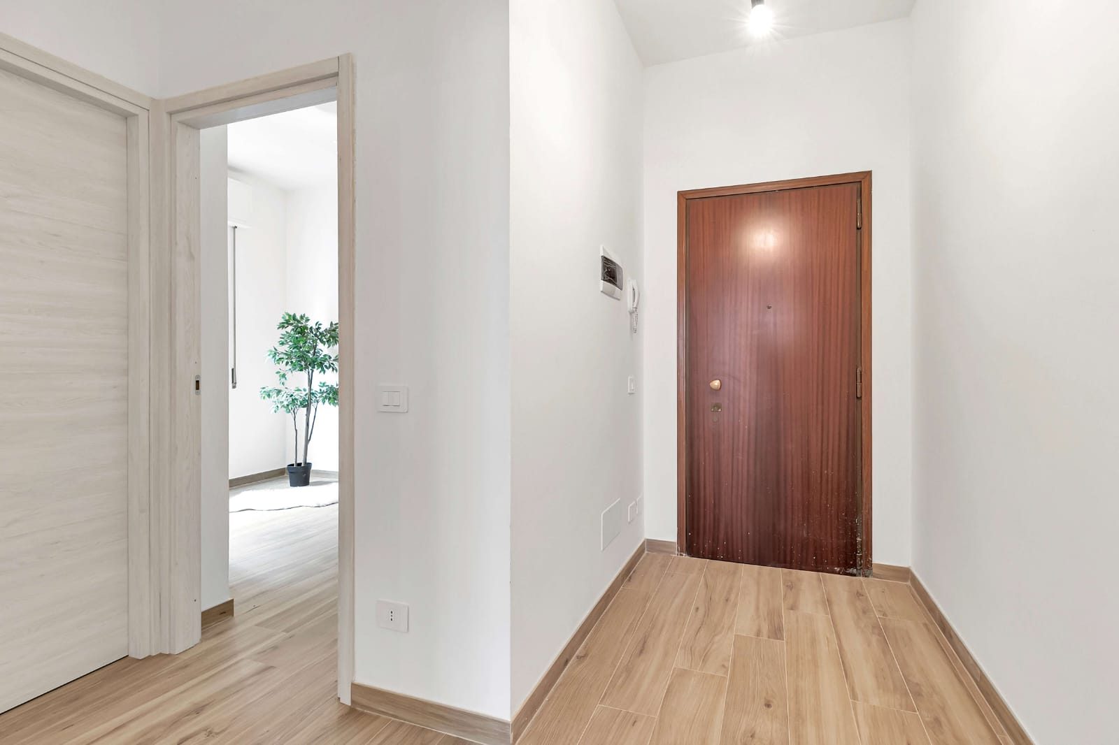 Ingresso e corridoio dell'appartamento, con porta blindata e pavimento nuovo