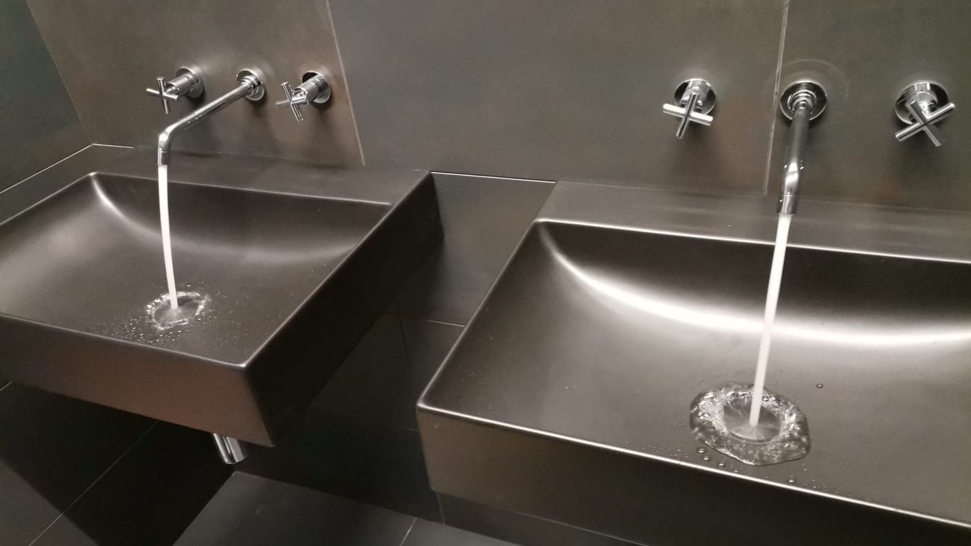 Lavabi in finitura metallo con acqua aperta, collaudo dell'impianto