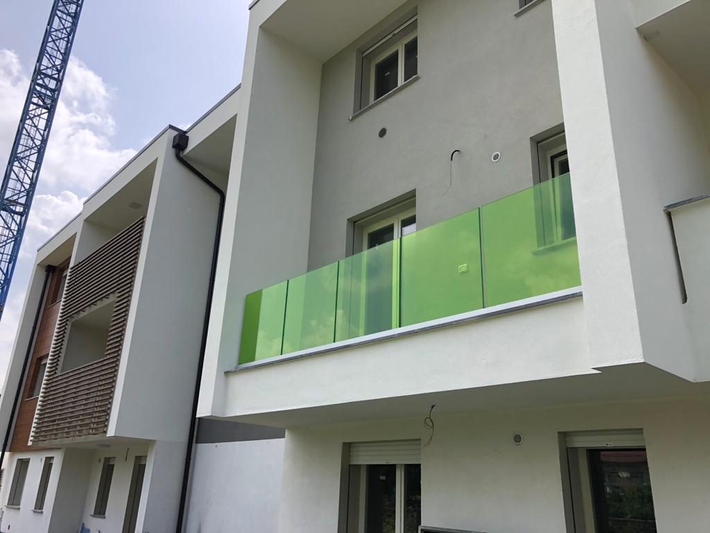Balconi con parapetti in vetro e frangisole di un edificio di nuova costruzione