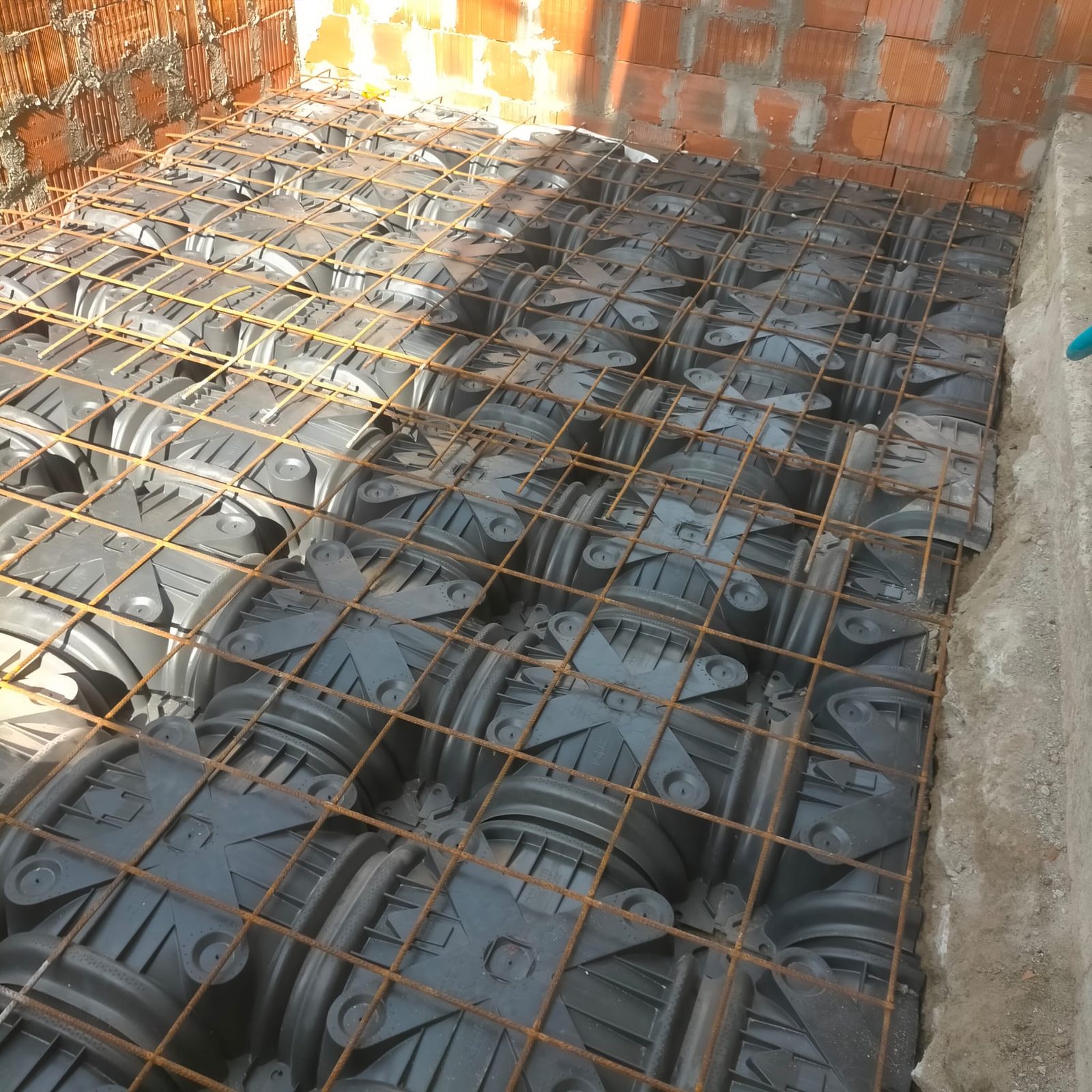 Casseri a perdere in plastica coperti da rete elettrosaldata, dentro un vano con muri in laterizio