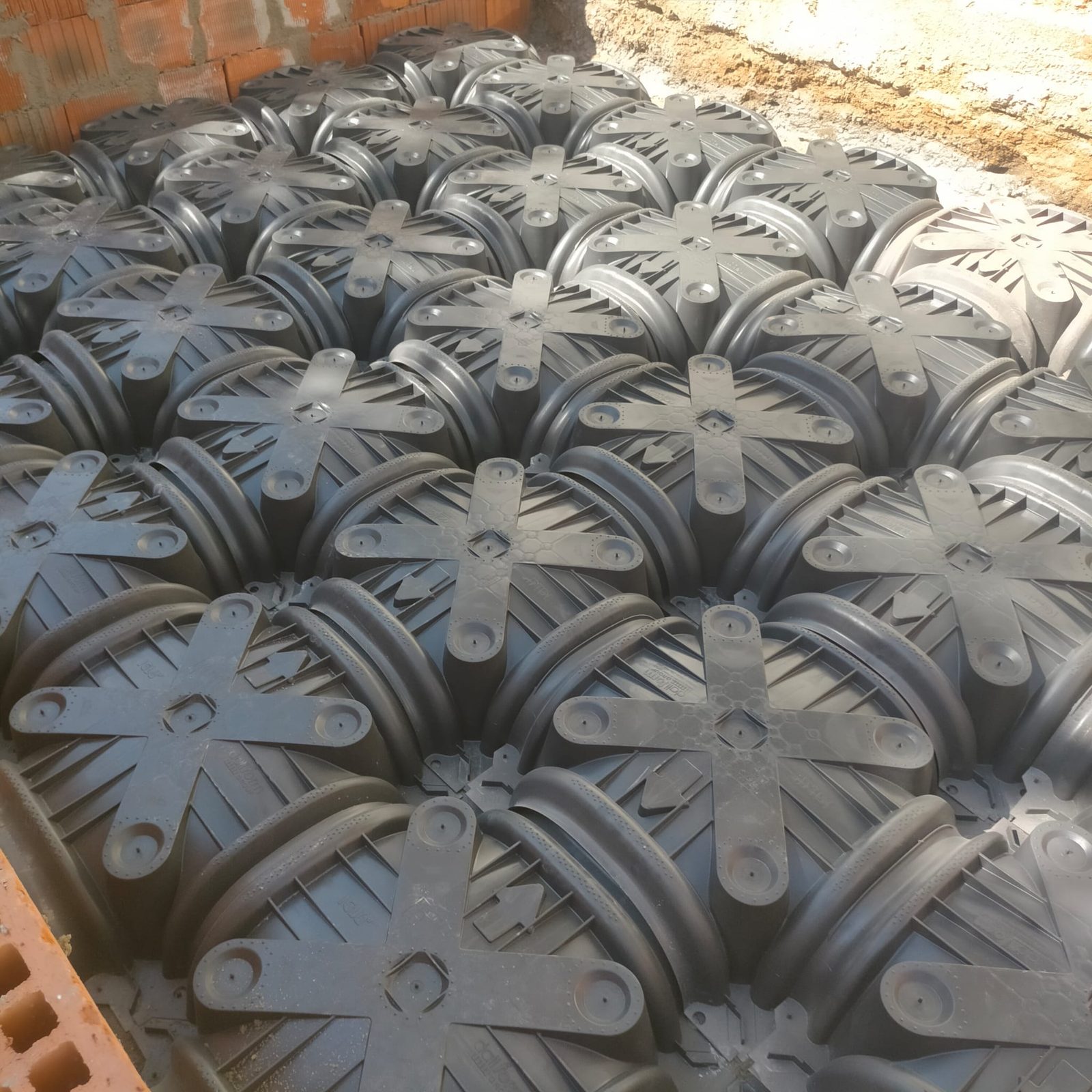 Casseri a perdere a cupola in plastica accostati fra muri in laterizio, prima della rete