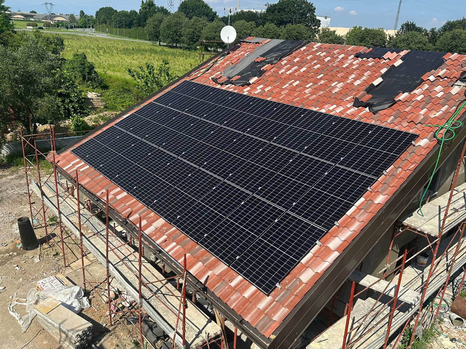 Impianto fotovoltaico installato su copertura a falda