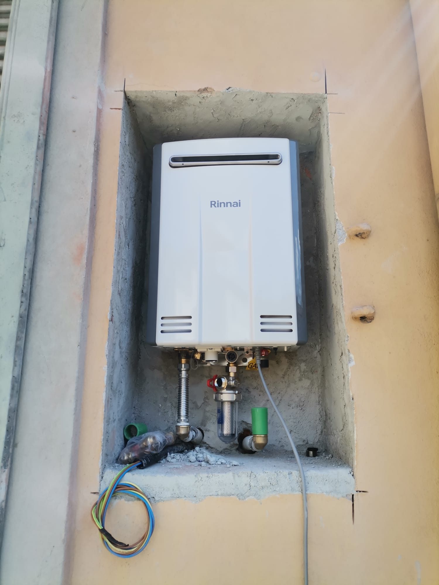 Scaldacqua a gas installato in nicchia con allacci idraulici e linea gas