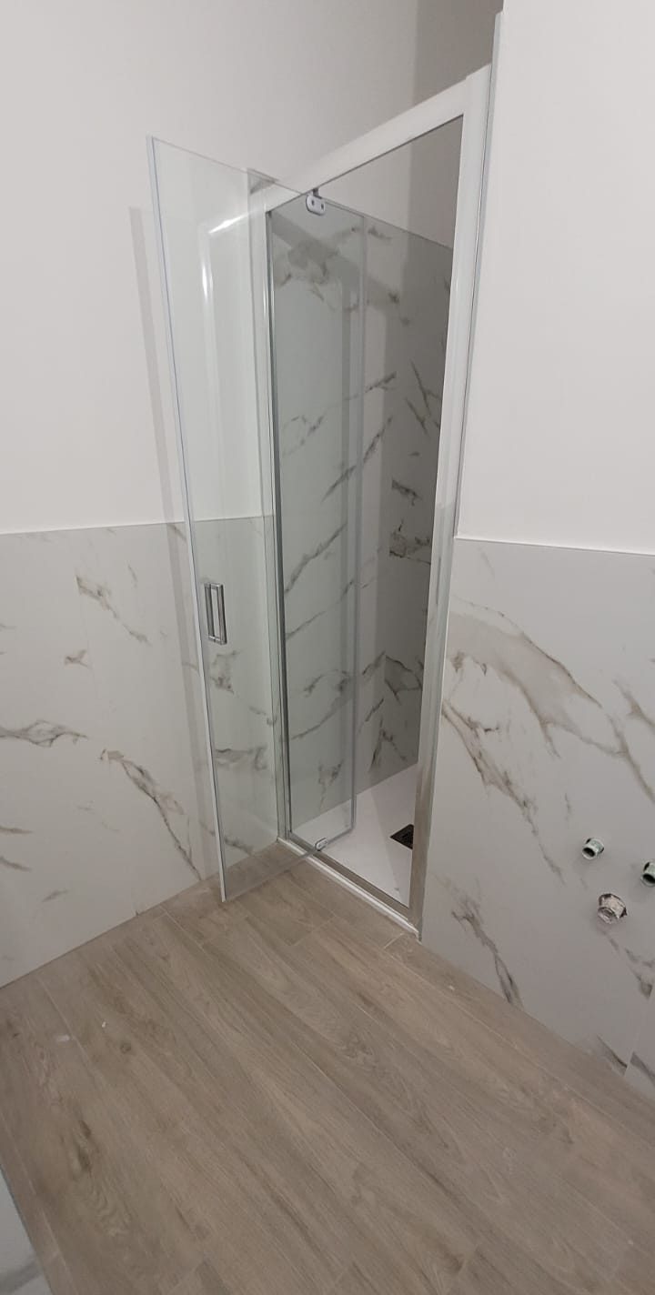 Box doccia in cristallo appena installato nel bagno ristrutturato