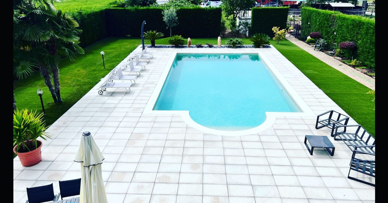La piscina e l'area esterna completate, viste dall'alto