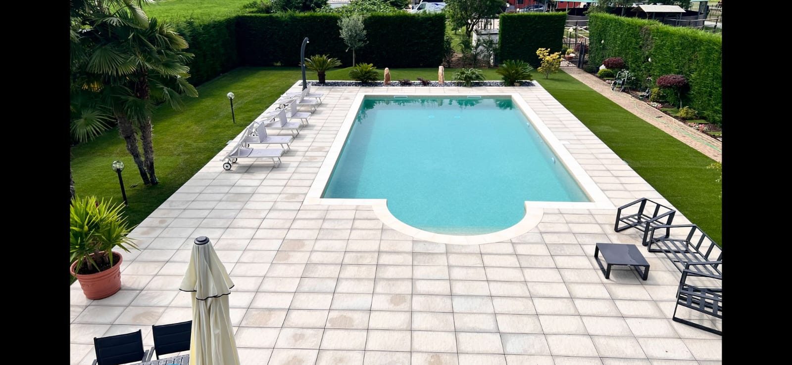 Piscina interrata ultimata, vista dall'alto con il giardino